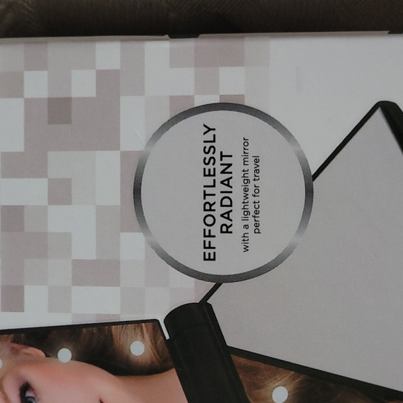 New in box Vivitar simply beautiful black compact LED mirror w/ battery included - Picture 5 of 12